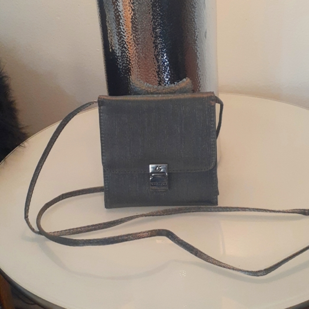 Over shoulder wallet